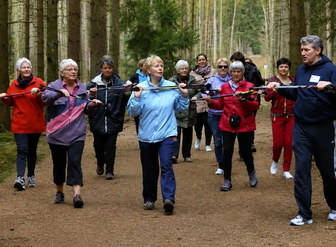 Nordic Walking Kurs in Norderstedt - Gruppe beim gelenkschonenden Outdoor-Training mit Michael Wolfsohn